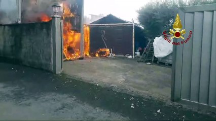 Marlia, incendio all'interno di un'autorimessa