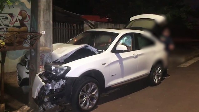 BMW bate em poste na marginal da PRc 467 em Cascavel