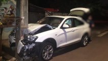 BMW bate em poste na marginal da PRc 467 em Cascavel