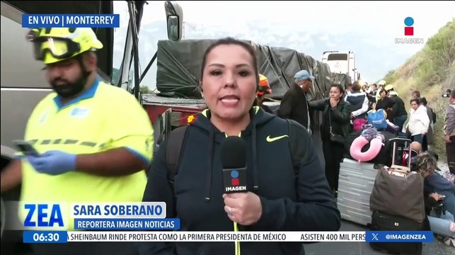 Autobús de pasajeros se impacta contra un tráiler en García, Nuevo León