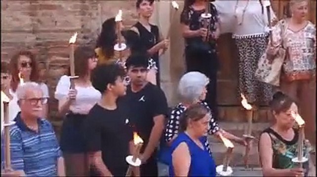 Lacrime e silenzio nella fiaccolata e alla messa per Thomas a un mese dalla sua uccisione