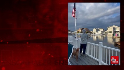 Sel suyunda balkonunda balık tutan adam