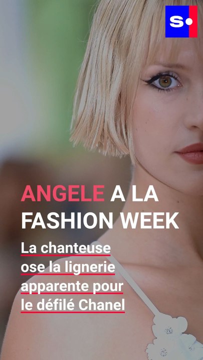 Angèle ose la dentelle au défilé Chanel de la Fashion Week à Paris