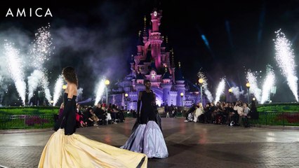 La sfilata di Coperni P/E 2025 a Disneyland ispirata ai cartoon. Il video