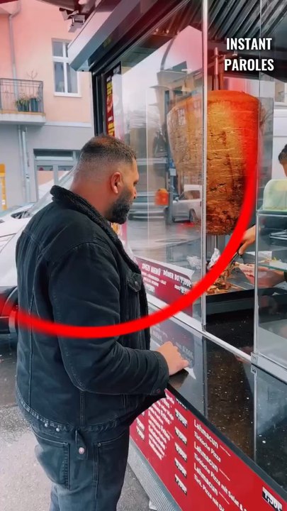 Cet homme achète un sandwich au Kebab puis réalise un geste précieux pour un homme sans-abri