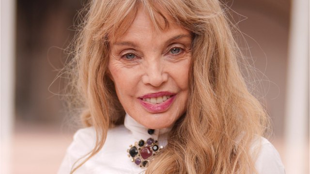 GALA VIDEO - Arielle Dombasle fidèle sociétaire des Grosses Têtes, pourquoi elle aime l’émission de Laurent Ruquier : C’est ma psychanalyse