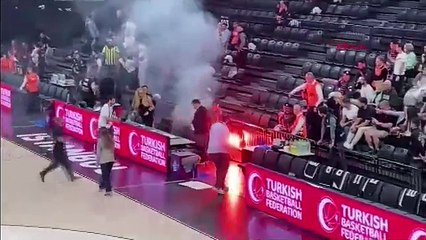 FIBA Kadınlar Süper Kupa maçında takımlar soyunma odasına gitti