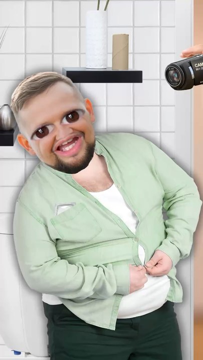 ROGER SE FAIT FILMER AU WC !