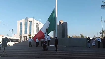 Bandera a media asta en conmemoración de la matanza de Tlatelolco