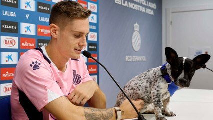 Pol Lozano, jugador del Espanyol, sorprende al presentarse en conferencia de prensa junto a su perro