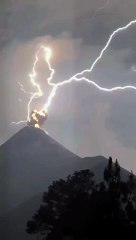 Video: ¡Todo un espectáculo! Rayos se mezclaron con las cenizas de un volcán