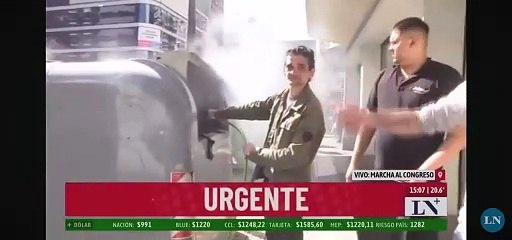 Tải video: La Nación filmó el momento exacto donde un infiltrado prendió fuego un contenedor