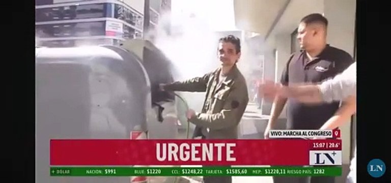 La Nación filmó el momento exacto donde un infiltrado prendió fuego un contenedor