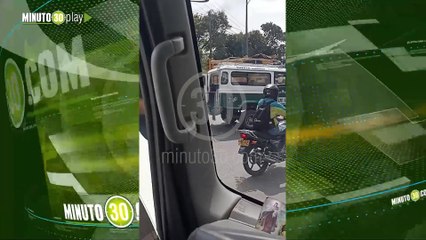Accidente en la vía Niquía-El Hatillo Vehículo termina volcado