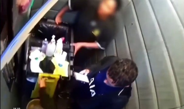 Veja momento em que criminosos estão no elevador do prédio de luxo invadido em Santos e fazem 2 reféns