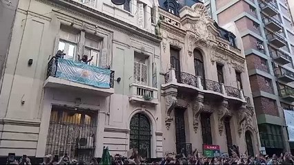 Cristina Kirchner saluda desde el Instituto Patria en medio de la Marcha Federal Universitaria