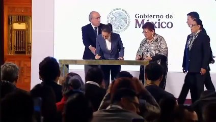 Télécharger la video: Sheinbaum firma primer decreto como presidenta