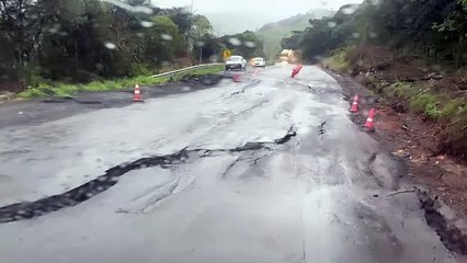 下载视频: Rodovia é interditada após chuvas abrirem rachadura na SC-114 em São Joaquim