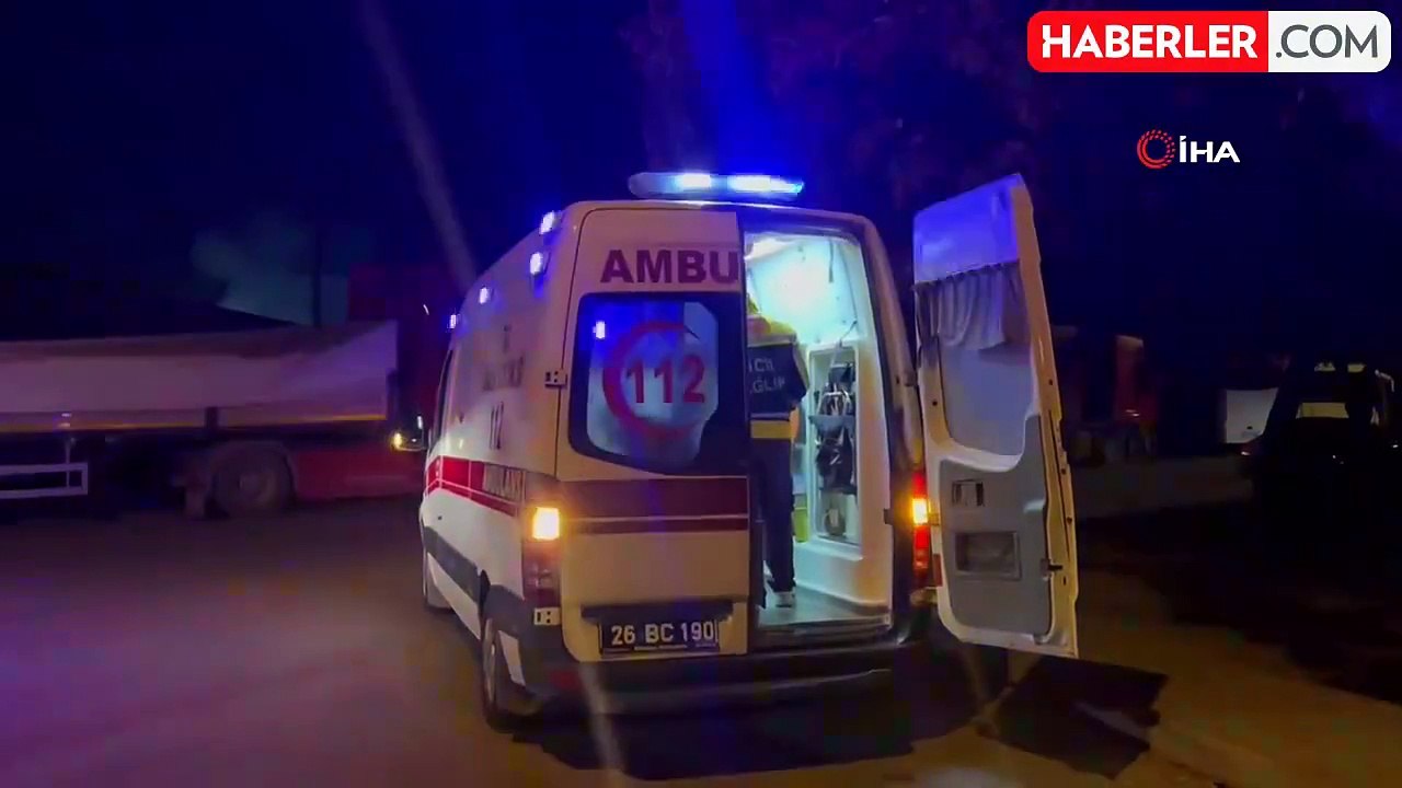 Alkollü Sürücünün Kamyoneti Tıra Çarptı, Yaralı Olarak Kurtarıldı