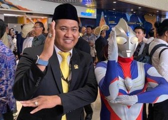 Unik, Anggota DPR Ini Ikut Pelantikan Pakai Kostum Ultraman