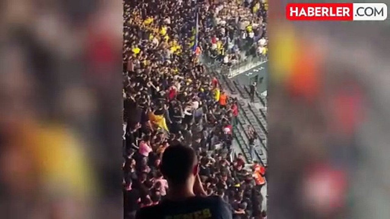 Fenerbahçe Opet-Beşiktaş maçı yaşanan olaylar nedeniyle ertelendi