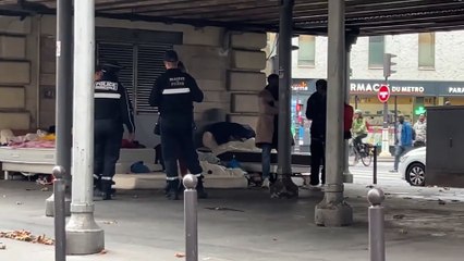 Des policiers municipaux interdisent à des journalistes italiens de filmer des camps de migrants en plein Paris : "On ne peut pas laissez faire, car ce n'est pas bon pour l'image de la capitale"
