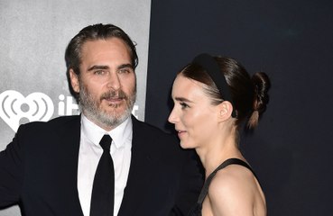 Joaquin Phoenix desata rumores de que se casó en secreto con Rooney Mara
