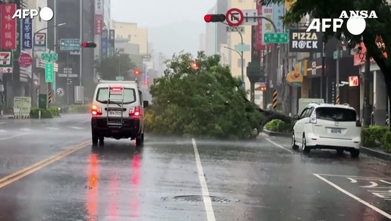 Il tifone Krathon tocca terra a Taiwan