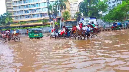 বৃস্টির পানেত সয়লাব যখন ঢাকা শহর, একটু বৃস্টিতেই কি অবস্থা
