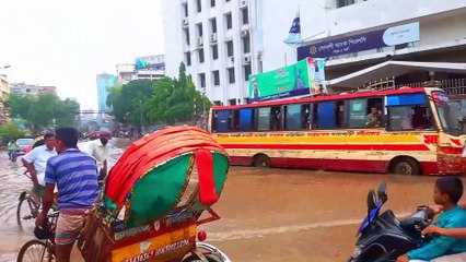 বৃস্টির পানেত সয়লাব যখন ঢাকা শহর, একটু বৃস্টিতেই কি অবস্থা