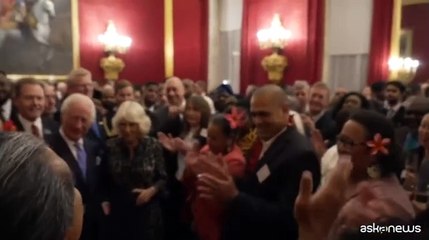 Carlo III, passi di danza samoana al ricevimento del Commonwealth