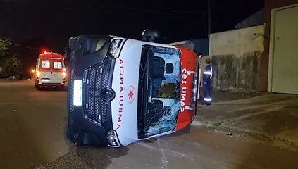 Ambulância do Samu tomba após forte colisão com Fiorino no Santo Onofre
