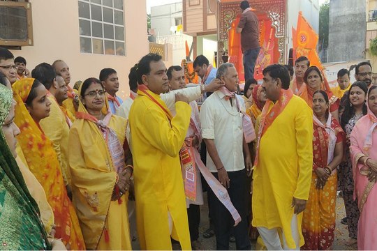 गाजे-बाजे के साथ निकली अग्रसेन महाराज की शोभायात्रा, पुष्पवर्षा कर किया स्वागत