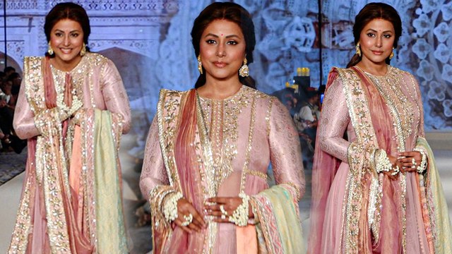 Hina Khan फैशन डिजाइनर Manish Malhotra के लिए बनी Showstopper, रैंप वॉक करती नजर आई एक्ट्रेस