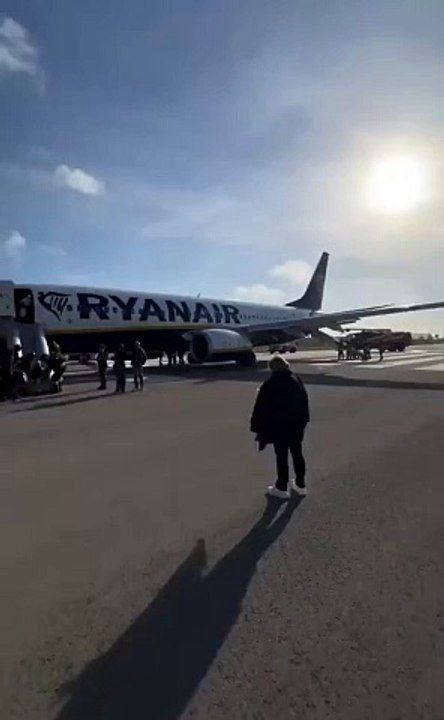 Italie: Regardez les images impressionnantes des flammes sous l’aile d’un Boeing 737 de Ryanair alors que l’avion était sur la piste de décollage - Aucune personne n’a été blessée