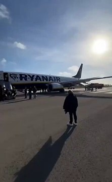 Italie: Regardez les images impressionnantes des flammes sous l’aile d’un Boeing 737 de Ryanair alors que l’avion était sur la piste de décollage - Aucune personne n’a été blessée