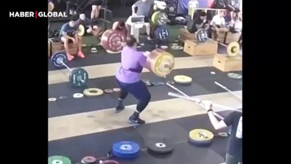 Spor salonunda 210 kg ağırlık kaldıran adamın başına gelen olay gündem oldu