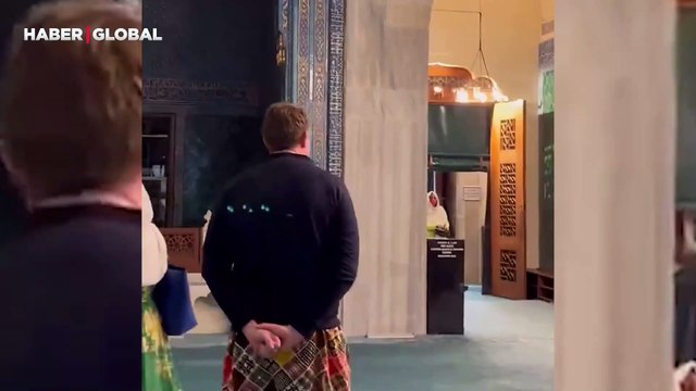 Bursa'da cami gezen erkek turistler olayı yanlış anlayarak etek giydi