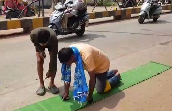 घुटनों के बल 3 किलोमीटर का सफर