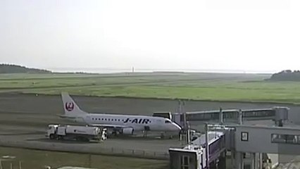 Les images impressionnantes de l'explosion d'une bombe sur une piste d'atterrissage