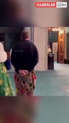 Erkek turistlerin 'etek' şaşkınlığı' görenleri güldürdü