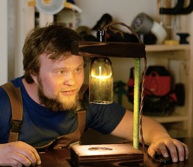 Cette lampe de bureau FAIT MAISON est fabriquée à partir d'une bouteille en verre .