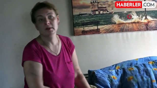 Alevlerin arasında korku dolu bekleyiş kamerada...Yangına uykuda yakalanan kadın alevlerin arasında kaldı, battaniyeyle korunmaya çalıştı