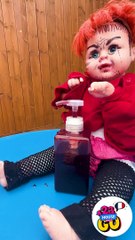 Cette poupée sait comment manger un sirop délicieux.