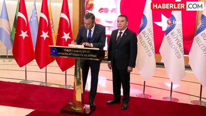 Özgür Özel'den Muhittin Böcek'e Kutlama