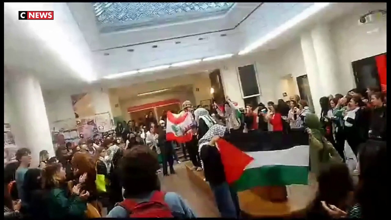 Découvrez les images d'une nouvelle manifestation d'étudiants pro-palestiniens à Sciences Po Paris cet après-midi: "Sciences Po complices, on est là pour nos frères de Palestine!"