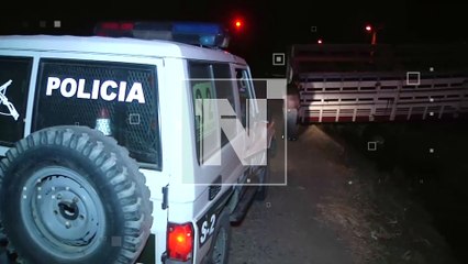 Video: Conductor ‘encunetó’ su camión y casi terminó volcado