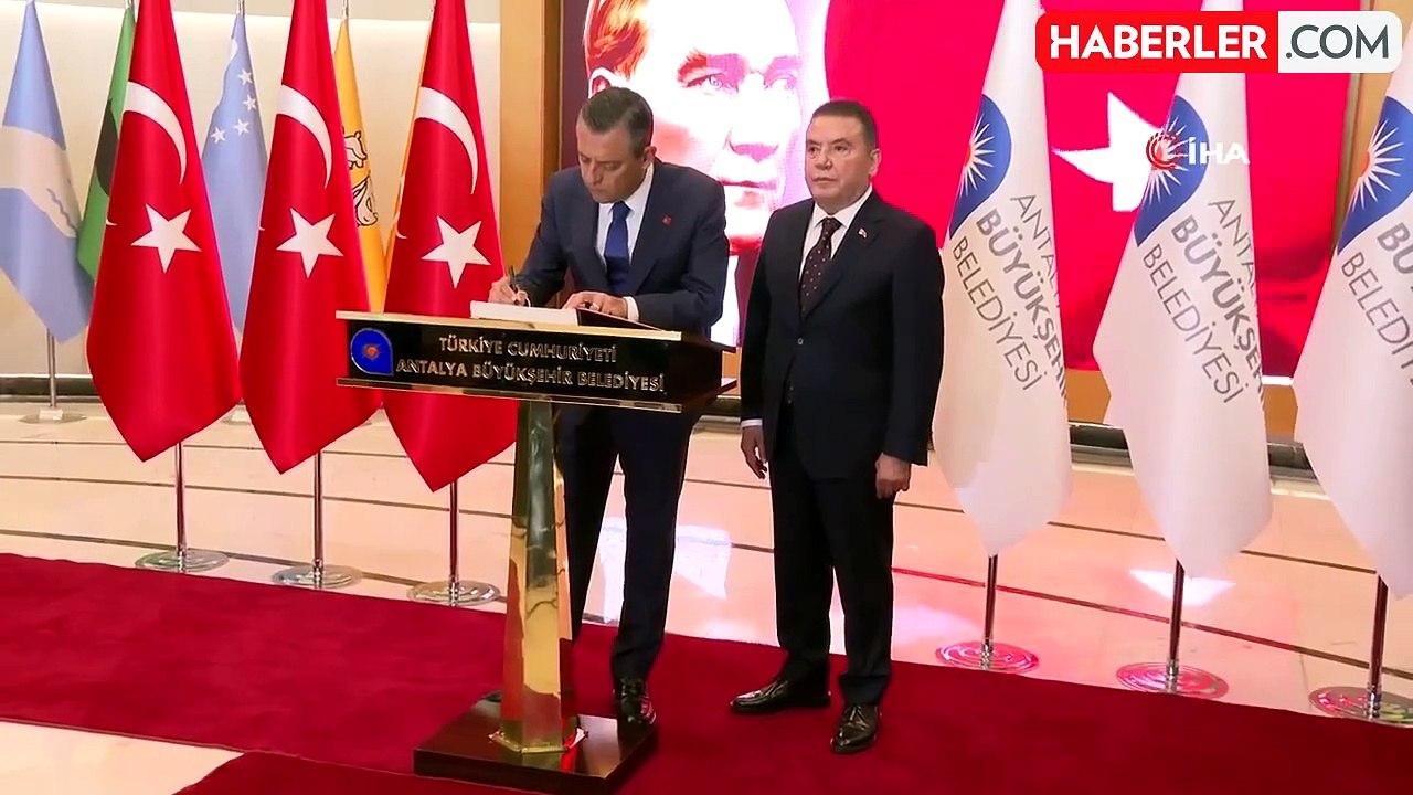 Özgür Özel'den Muhittin Böcek'e Kutlama