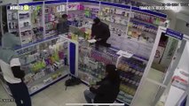 Armados hasta 'los dientes' entraron estos dos ladrones y se llevaron el producido de una farmacia