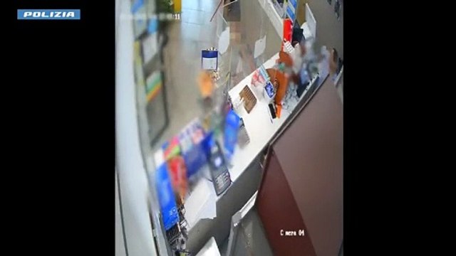 Catania, una delle donne compra l'accendino che è servito a dare fuoco a una ragazza di 26 anni